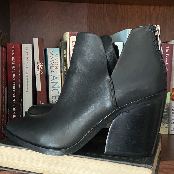 Vince Camuto 'Gigietta' Black Leather V-Cut Pointed Toe Boots Women's Size 7.5 - Picture 12 of 14